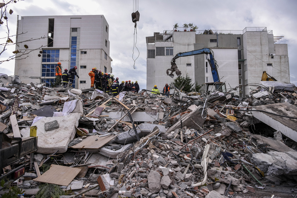 Nach dem Erdbeben in Albanien: Aufräumarbeiten in Durres (Bild: Armend Nirmani/AFP)