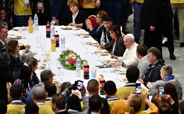 Papst Franziskus speist mit Armen (Bild: Vincenzo Pinto/AFP)