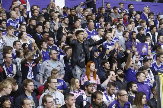 Fußballfans im Stadion (Bild: Nicolas Maeterlinck/Belga)