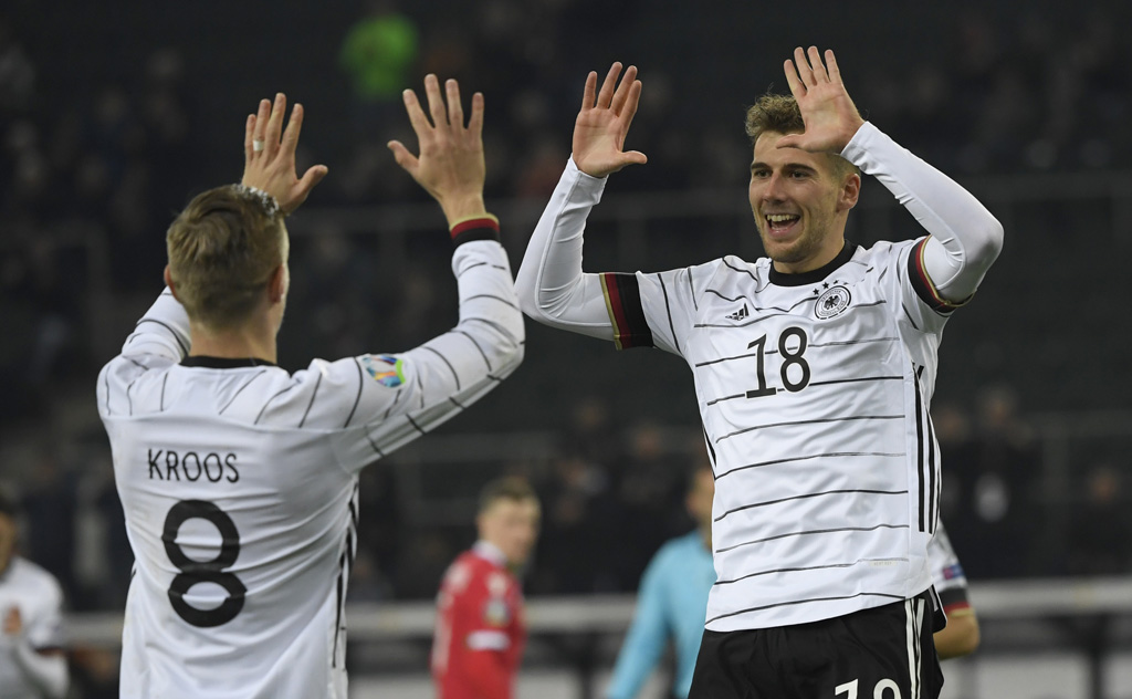 Toni Kroos klatscht Torschütze Leon Goretzka ab (Bild: Ina Fassbender/AFP)