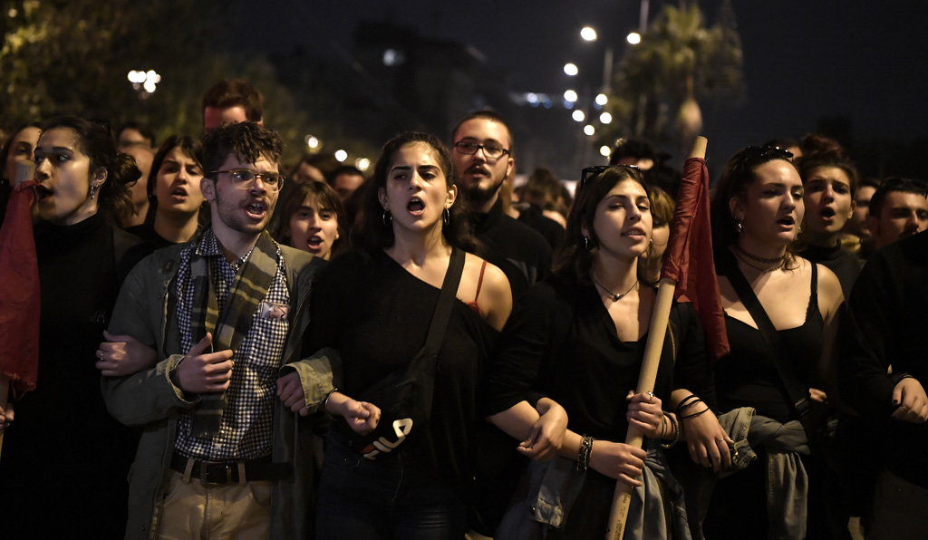 Zehntausende Menschen gedenken des Studentenaufstands in Griechenland