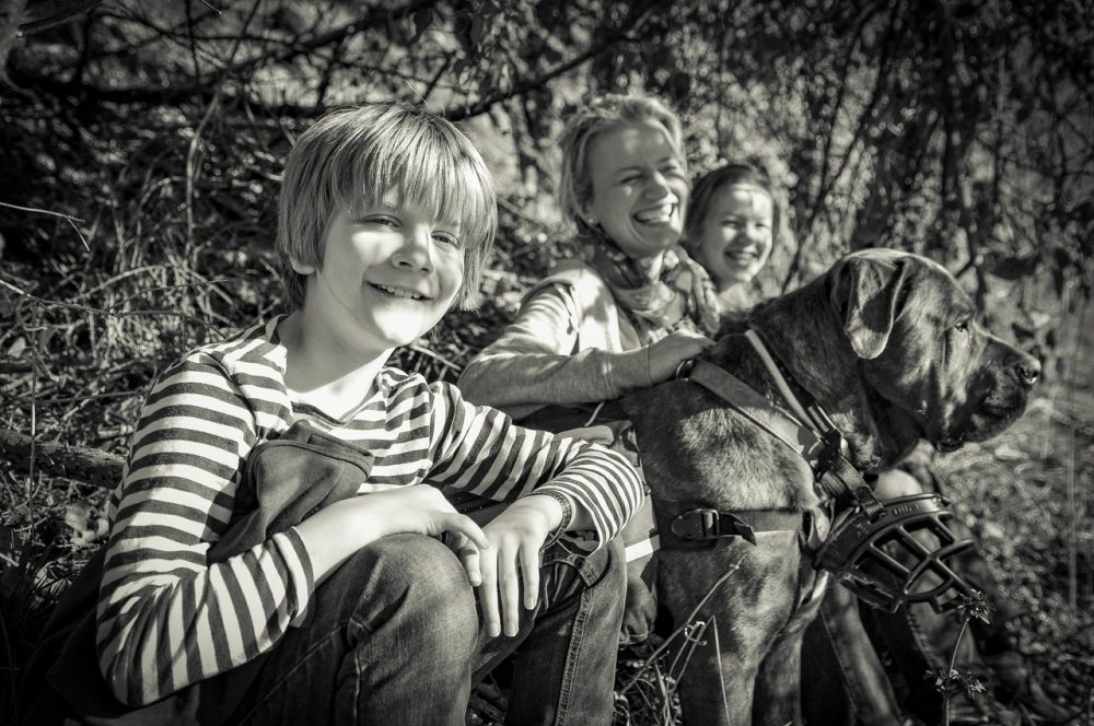 Evelyne Güsken mit ihren beiden Kindern und einem von drei Hunden (Bild: Tania Wilden)