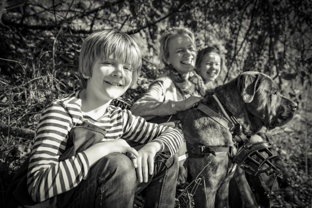 Evelyne Güsken mit ihren beiden Kindern und einem von drei Hunden (Bild: Tania Wilden)