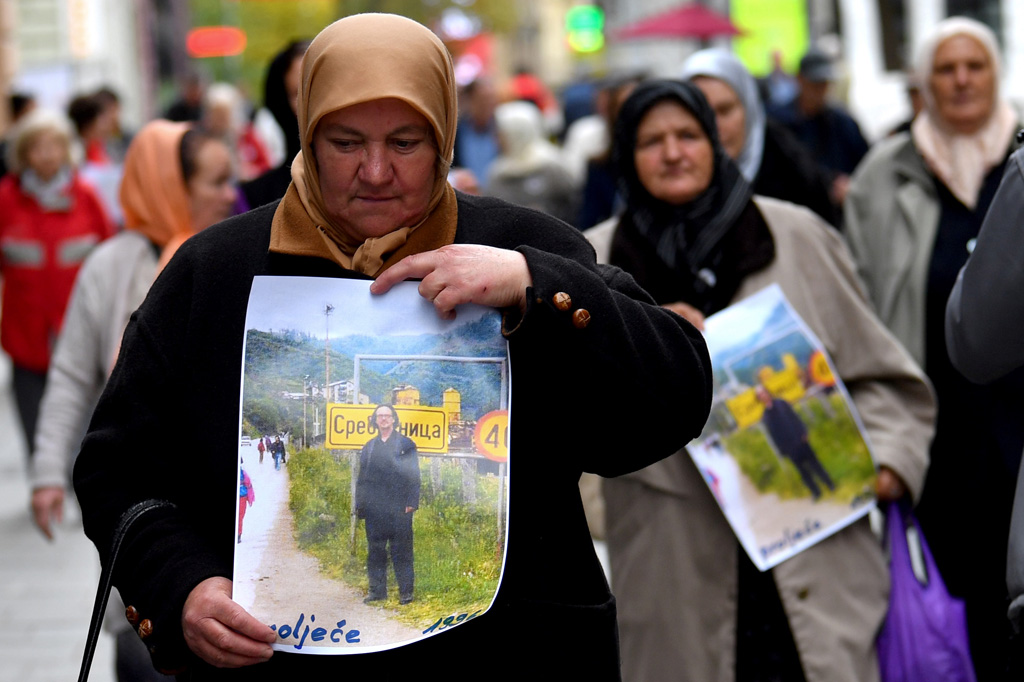 Protest gegen Peter Handke in Sarajevo am 5.11. (Bild: Elvis Barukcic/AFP)