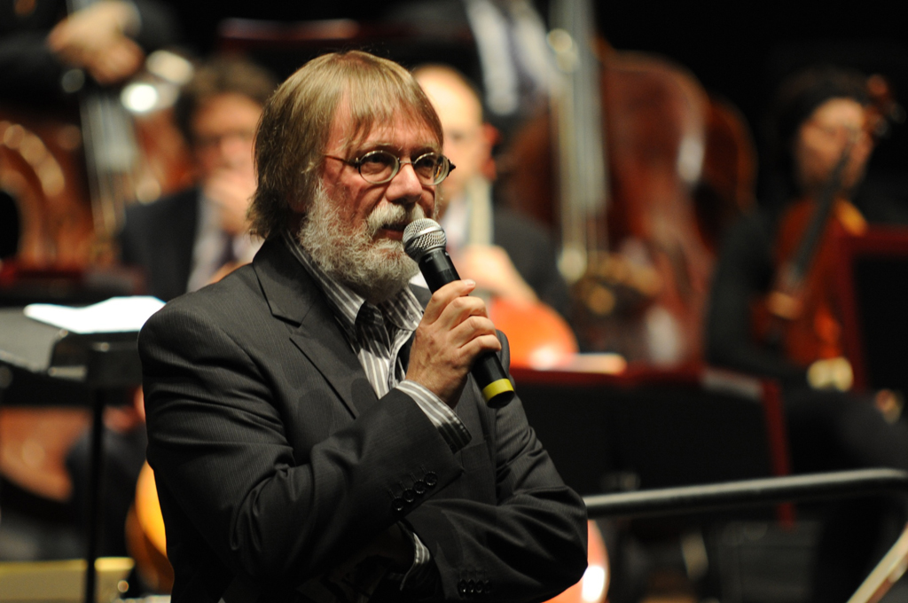 Hans Reul bei einer Konzertmoderation 2017 (Archivbild: privat)