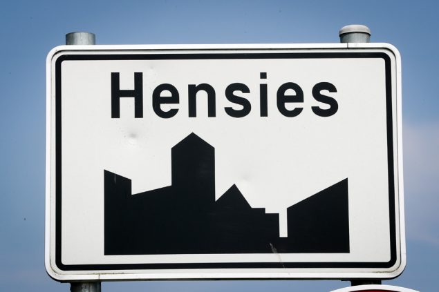 Ortsschild von Hensies (Bild: Virginie Lefour/Belga)
