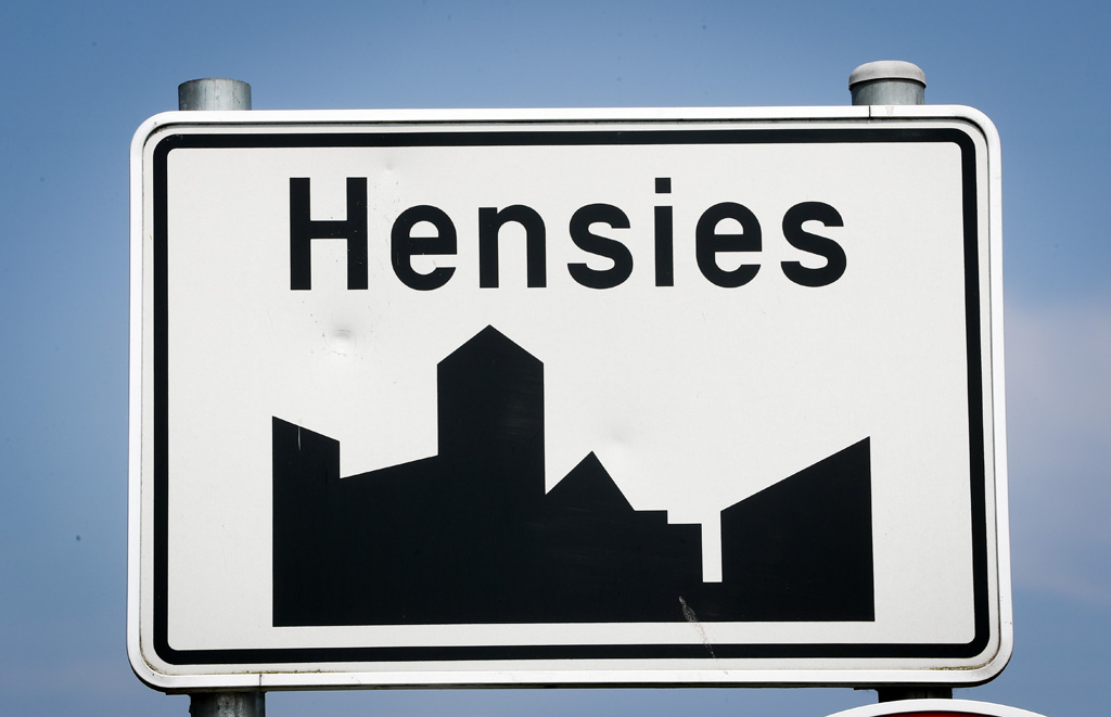 Ortsschild von Hensies (Bild: Virginie Lefour/Belga)