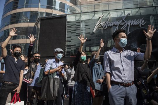 Büroangestellte zeigen ihre Unterstützung mit den Demonstranten (22.11., Bild: Nicolas Asouri/AFP)
