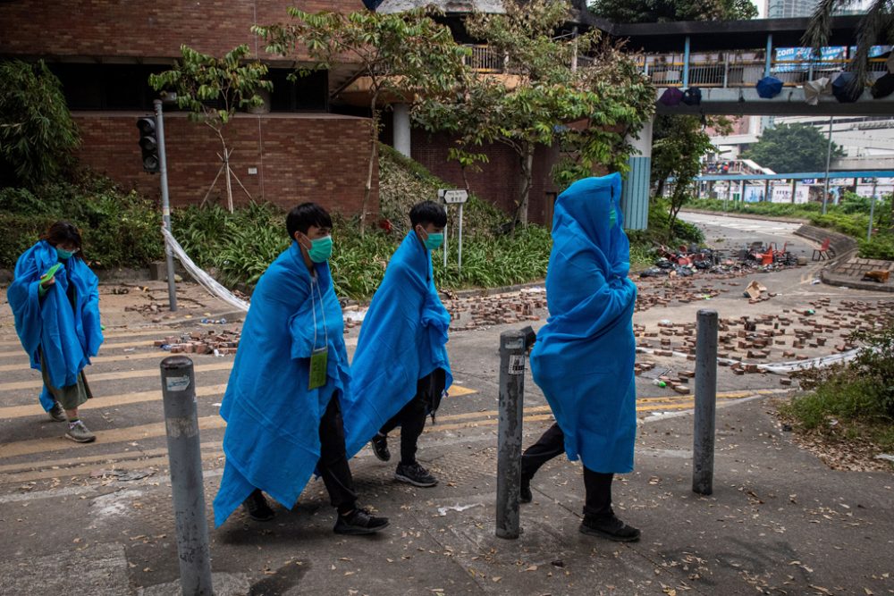 Junge Menschen verlassen die Polytechnische Hochschule in Hongkong (Bild: NicolasAsfouri/AFP)