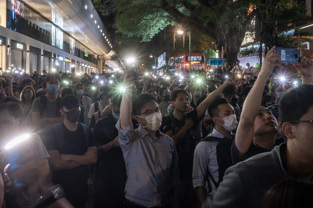 Demonstranten in Hongkong leuchten mit ihren Smartphones (Bild: Philip Fong/AFP)