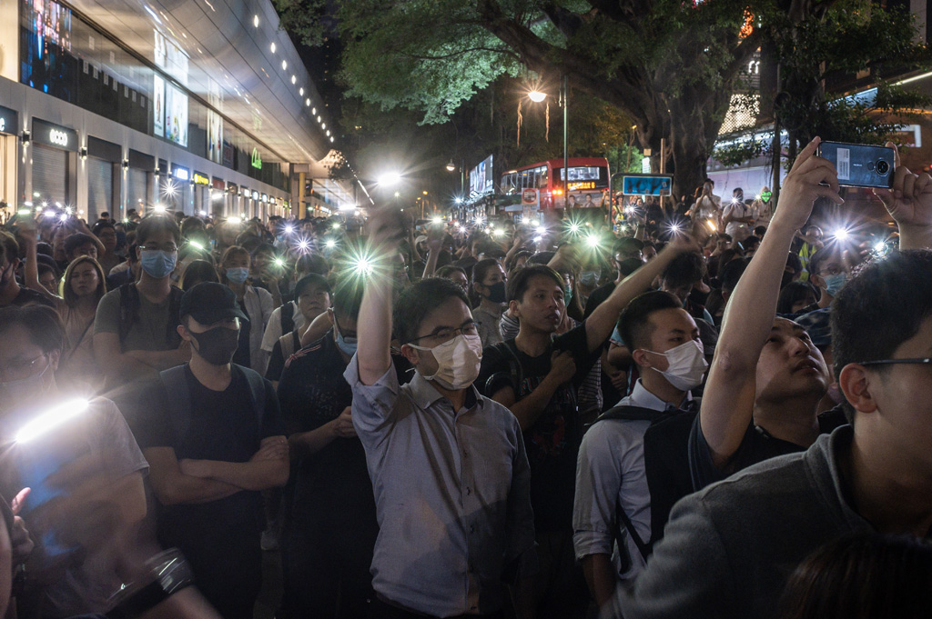 Demonstranten in Hongkong leuchten mit ihren Smartphones (Bild: Philip Fong/AFP)