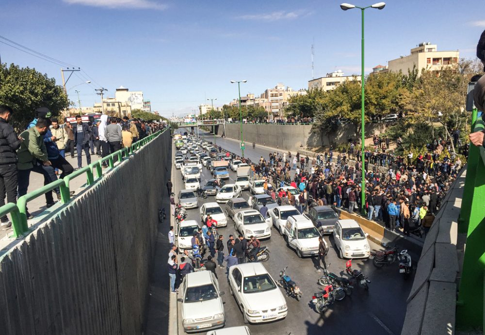 Demonstranten blockierten am Samstag eine Straße in Isfahan (Bild: AFP)