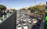 Demonstranten blockierten am Samstag eine Straße in Isfahan (Bild: AFP)