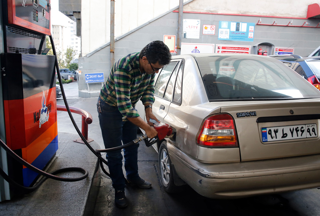 Iran erhöht den Benzinpreis (Bild: STR/AFP)