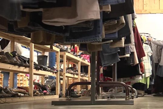 Mit den Bewohnern des Asylzentrums zur Kleiderkammer (Bild: BRF Fernsehen)