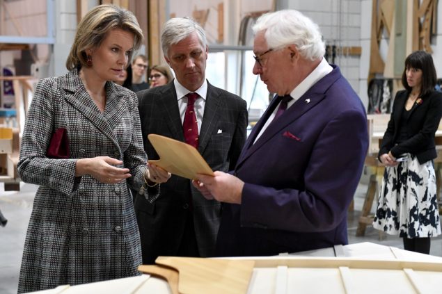 König Philippe und Königin Mathilde am 6. November bei einer Betriebsbesichtigung im westflämischen Ruiselede (Bild: Dirk Waem/Belga)