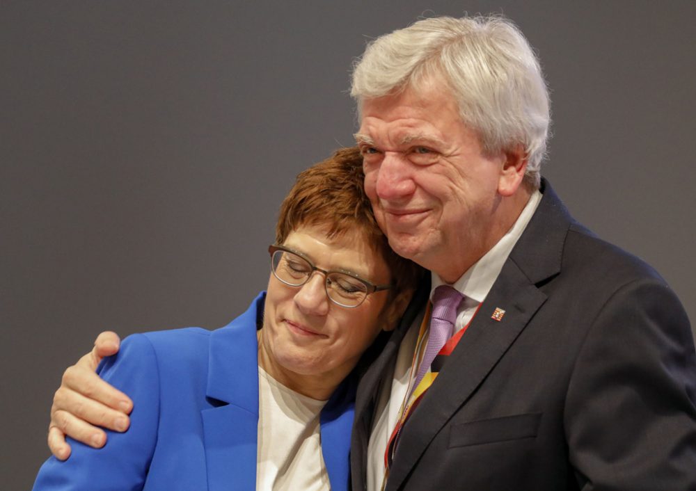 Annegret Kramp-Karrenbauer in den Armen von Volker Bouffier (Bild: Odd Andersen/AFP)