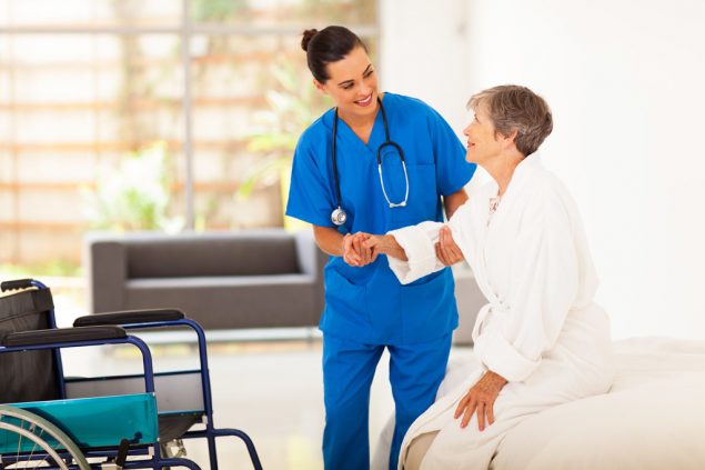 Krankenpflegerin mit Patientin (© Bildagentur PantherMedia / michaeljung)
