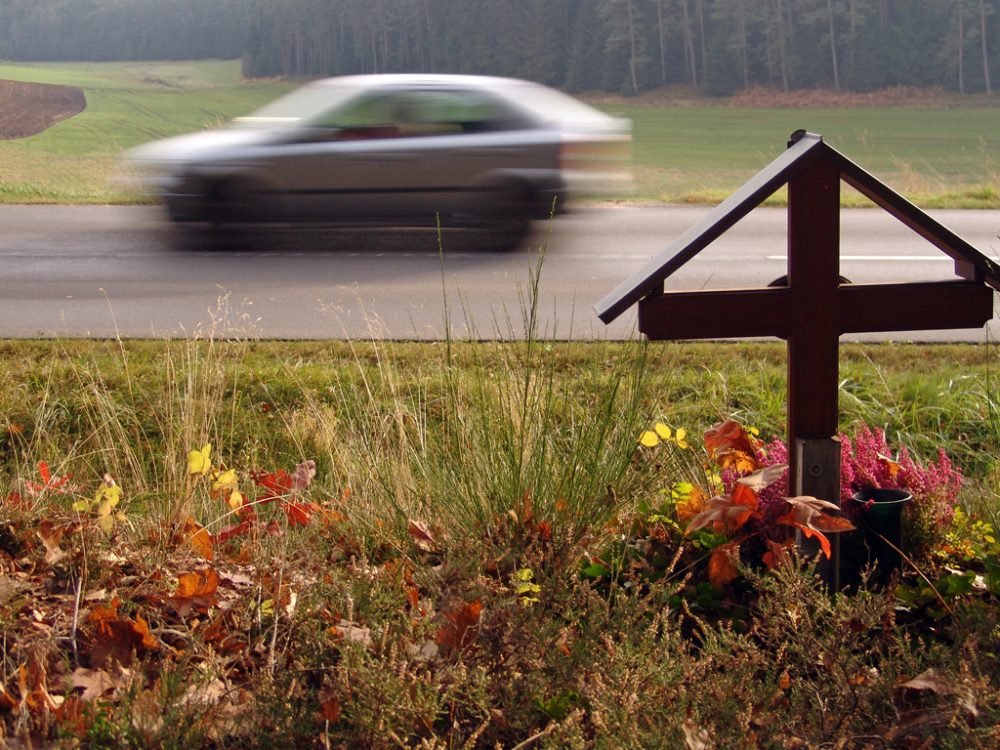 Unfallkreuz an einer Straße (Bild: © Bildagentur PantherMedia / Walter J. Pilsak)