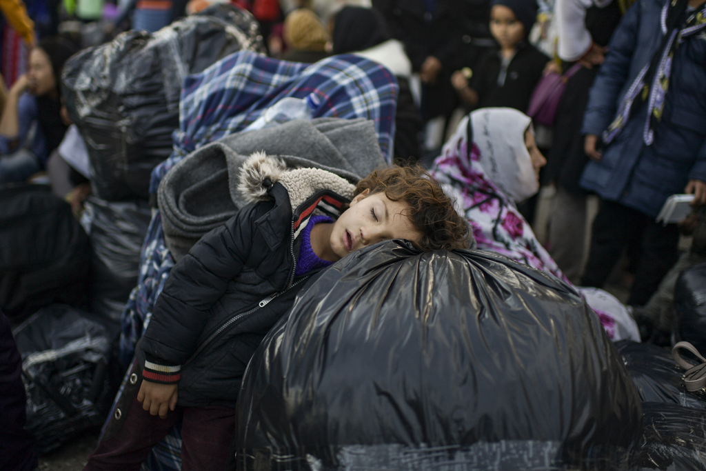 Migranten auf Lesbos warten darauf, aufs griechische Festland gebracht zu werden