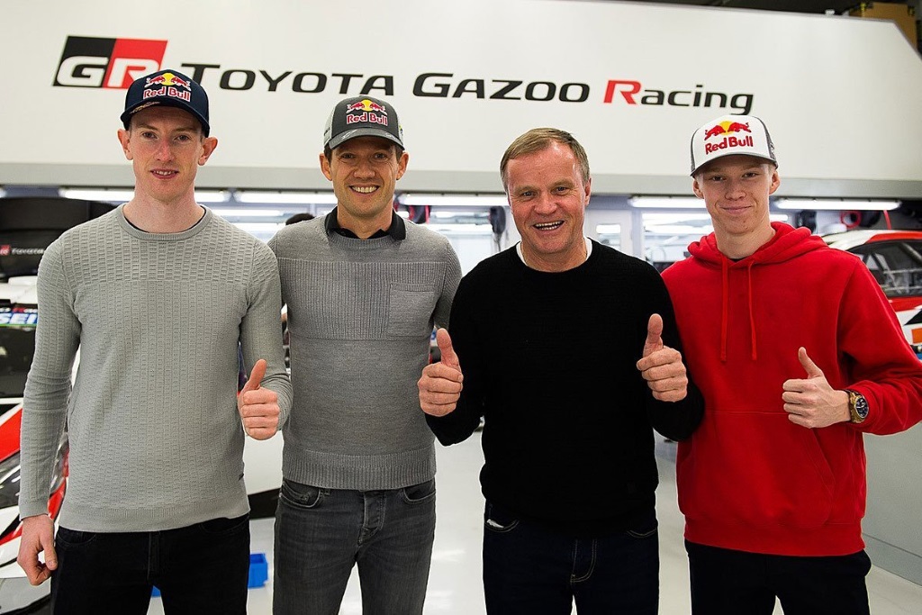 Das Toyota-Team 2020: Elfyn Evans, Sébastien Ogier, Teamchef Tommi Mäkinen und Kalle Rovanperä (Bild: Toyota Gazoo Racing)