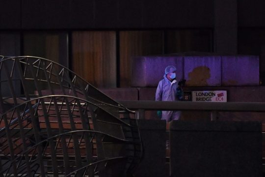 Nach Messerattacke: Forensiker auf der London Bridge (Bild: Ben Stansall/AFP)