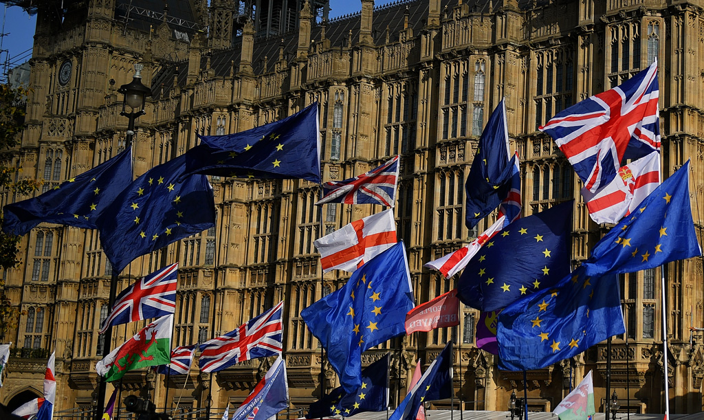 Britische und EU Flaggen vor dem Parlament in London