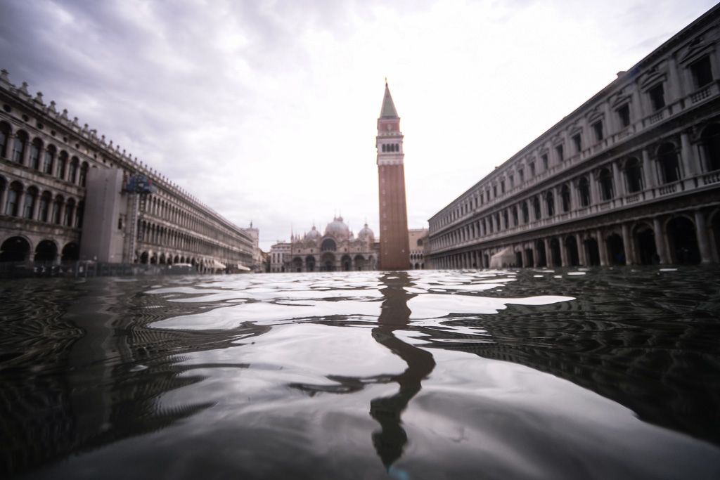 Der überschwemmte Markusplatz von Venedig am Freitag (Bild: Filippo Monteforte/AFP)