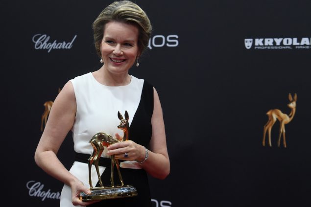 Königin Mathilde in einem schulterfreien, schwarz-weißen Kleid