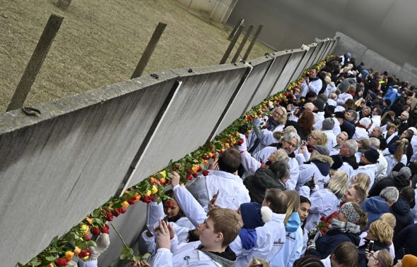 Erinnerungsfeier in der Mauer-Gedenkstätte: Gäste bringen Blumen an (Bild: Tobias Schwarz/AFP)