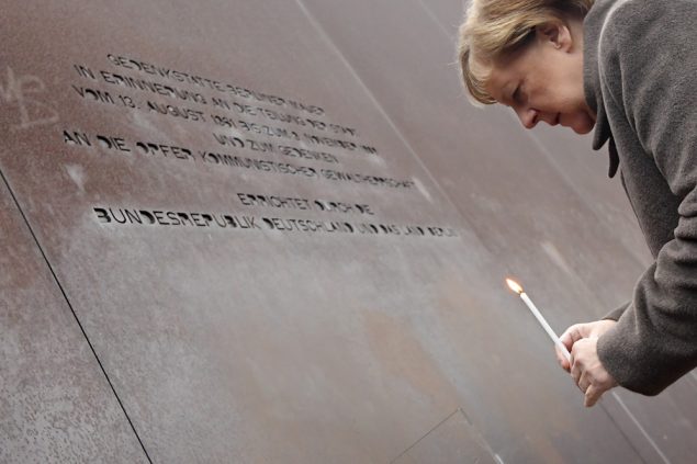 Angela Merkel bei der Feier in der zentralen Mauer-Gedenkstätte in Berlin