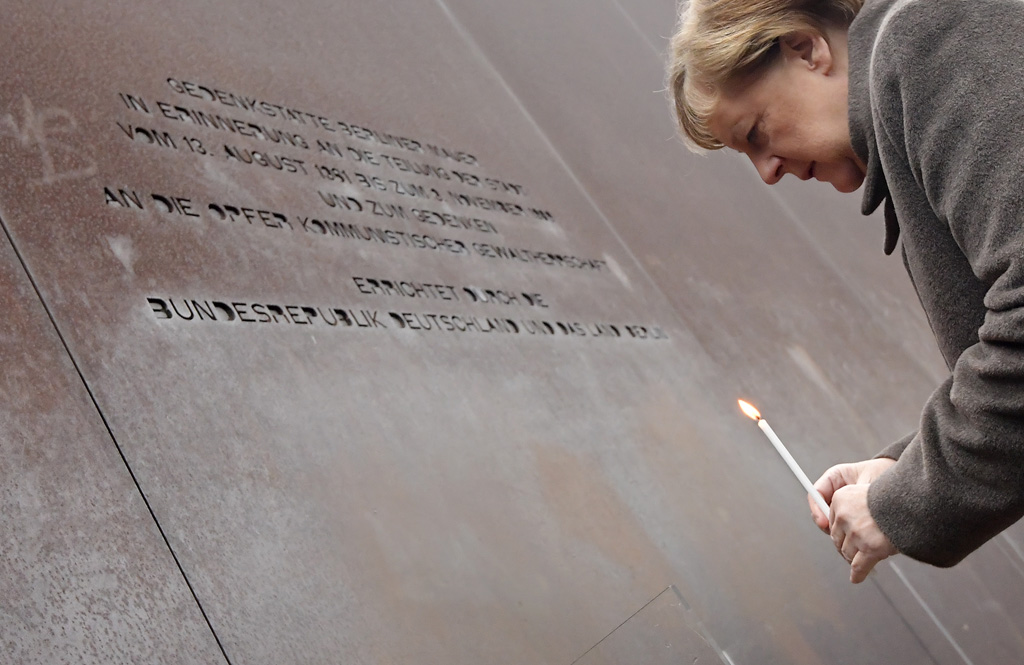 Angela Merkel bei der Feier in der zentralen Mauer-Gedenkstätte in Berlin