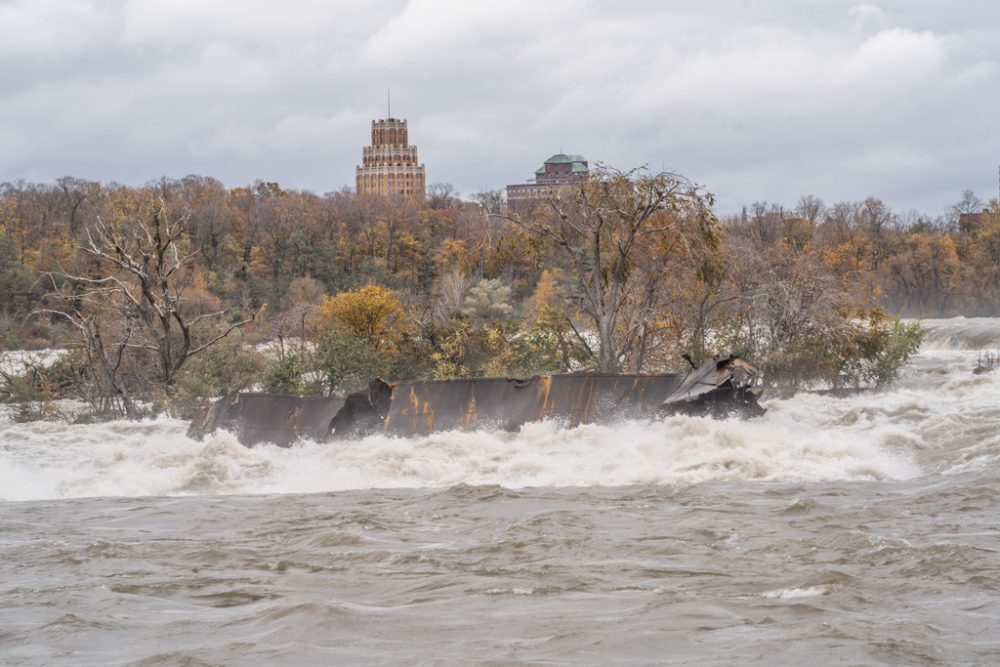 Historisches Bootswrack treibt auf Niagara-Fälle zu