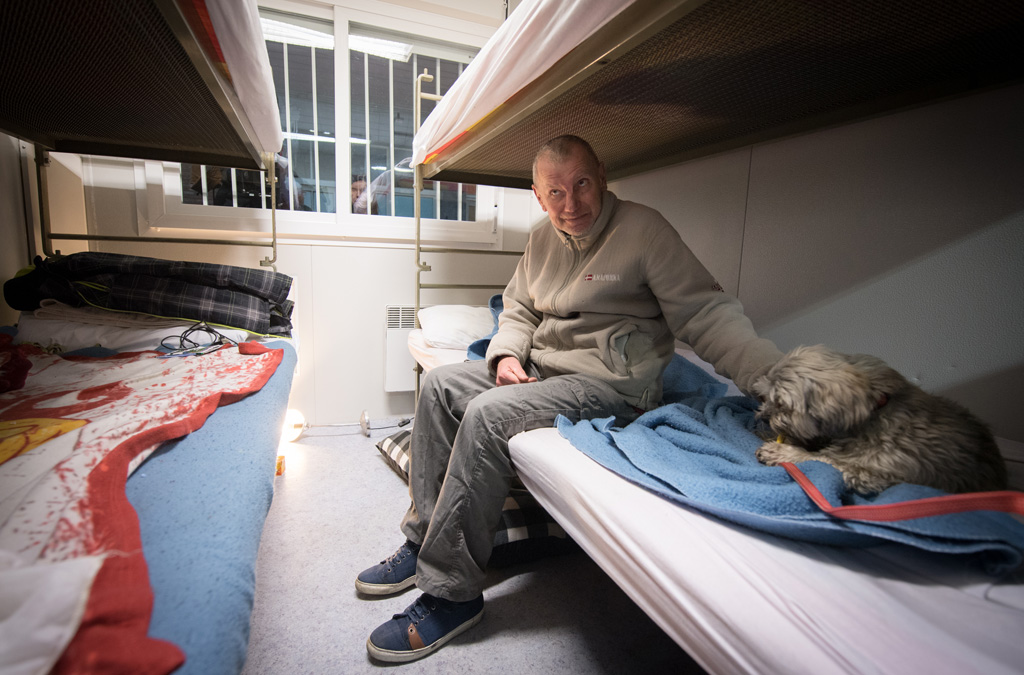 Obdachloser mit Hund in Notunterkunft, Arhicvb: Benoit Doppagne, Belga)
