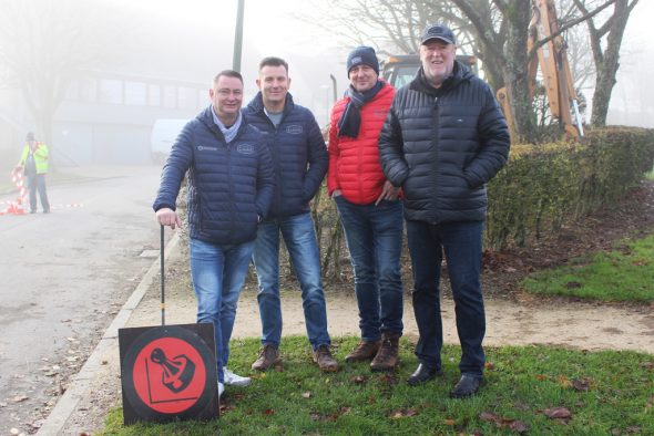 Dirk Schmitz, Marc Comouth, Veranstalter Michael Bartholemy und Werner Baumgarten von Worriken. Schmitz-Comouth mussten ihren Lancia Beta Monte Carlo mit Motorschaden abstellen. (Bild: Katrin Margraff/BRF)