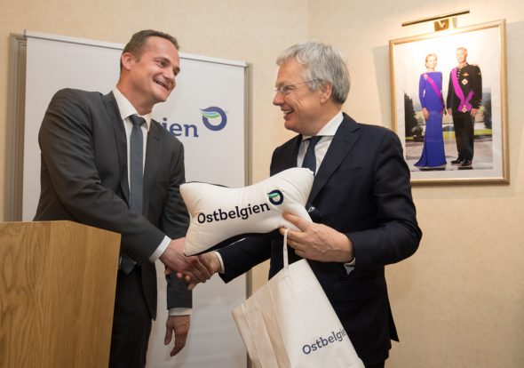 Oliver Paasch schenkt Didier Reynders ein "Ostbelgien-Kissen" (Bild: Benoît Doppagne/Belga)