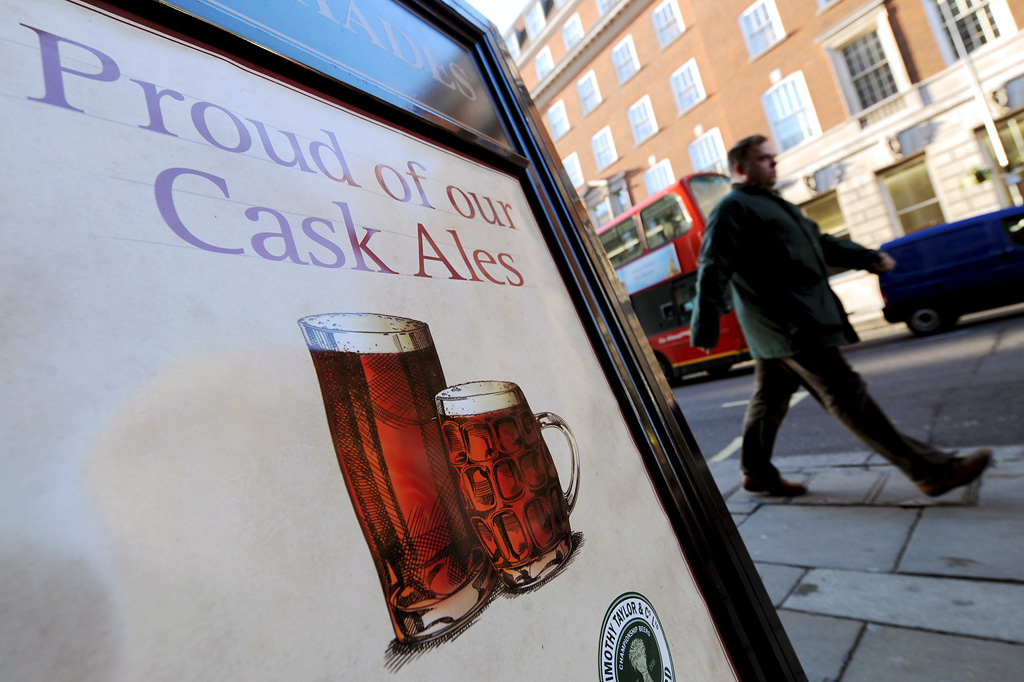 Werbung fur Bier am 17.12.2008 in London (Bild: Andy Rain/EPA)