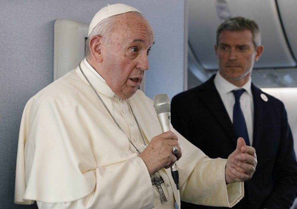 Papst Franziskus auf dem Rückflug von Tokio nach Rom (Bild: Remo Casilli/AFP)