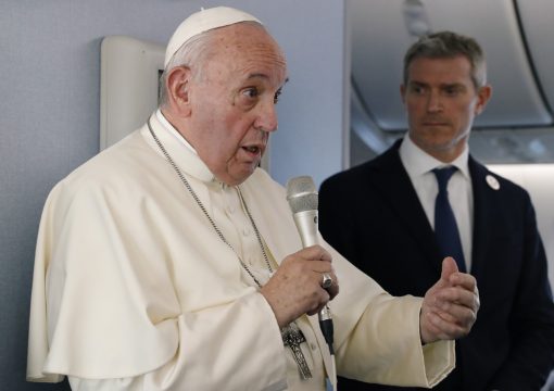 Papst Franziskus auf dem Rückflug von Tokio nach Rom (Bild: Remo Casilli/AFP)