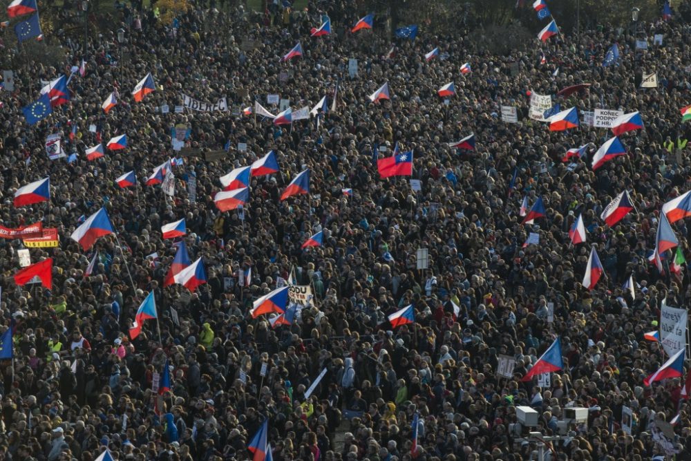 30 Jahre Samtrevolution: Hunderttausende bei Protest in Prag (Bild: Michal Cizek/AFP)