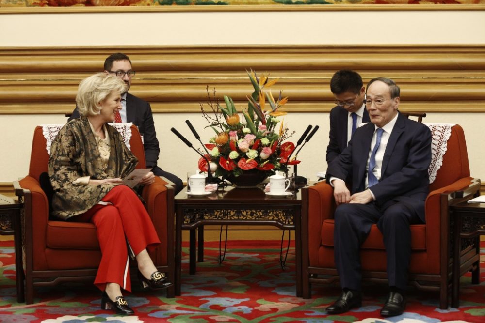 Prinzessin Astrid mit Chinas Vize-Präsidenten Wang Qishan (Foto: Florence Lo/Pool/AFP)