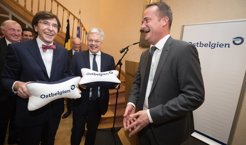Gastgeber Oliver Paasch (r.) mit dem wallonischen MP Elio Di Rupo (l.) und Außenminister Didier Reynders (Bild: Benoît Doppagne/Belga)