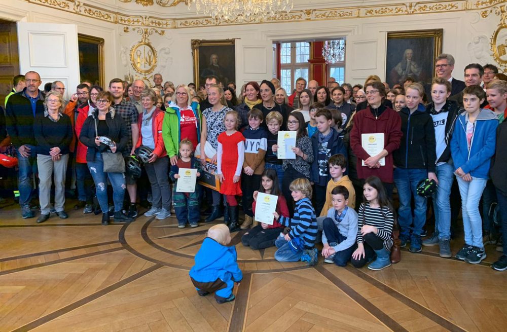 Oberbürgermeister Marcel Philipp (r., zweite Reihe) empfing einen Teil der Teilnehmer des Stadtradelns 2019 im Weißen Saal des Rathauses und bedankte sich bei ihnen für ihr großes Engagement. (Bild: Stadt Aachen)