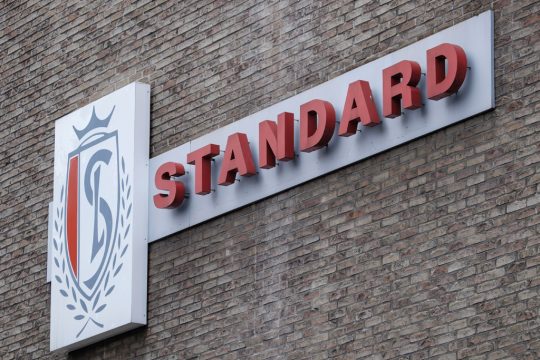 Logo von Standard Lüttich am Stadion von Sclessin (Archivbild: Nicolas Lambert/Belga)