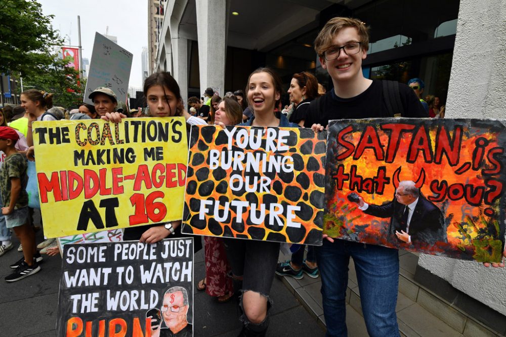 Schüler und Studenten demonstrieren vor der Parteizentrale der Regierungspartei (Bild: Saeed Khan/AFP)