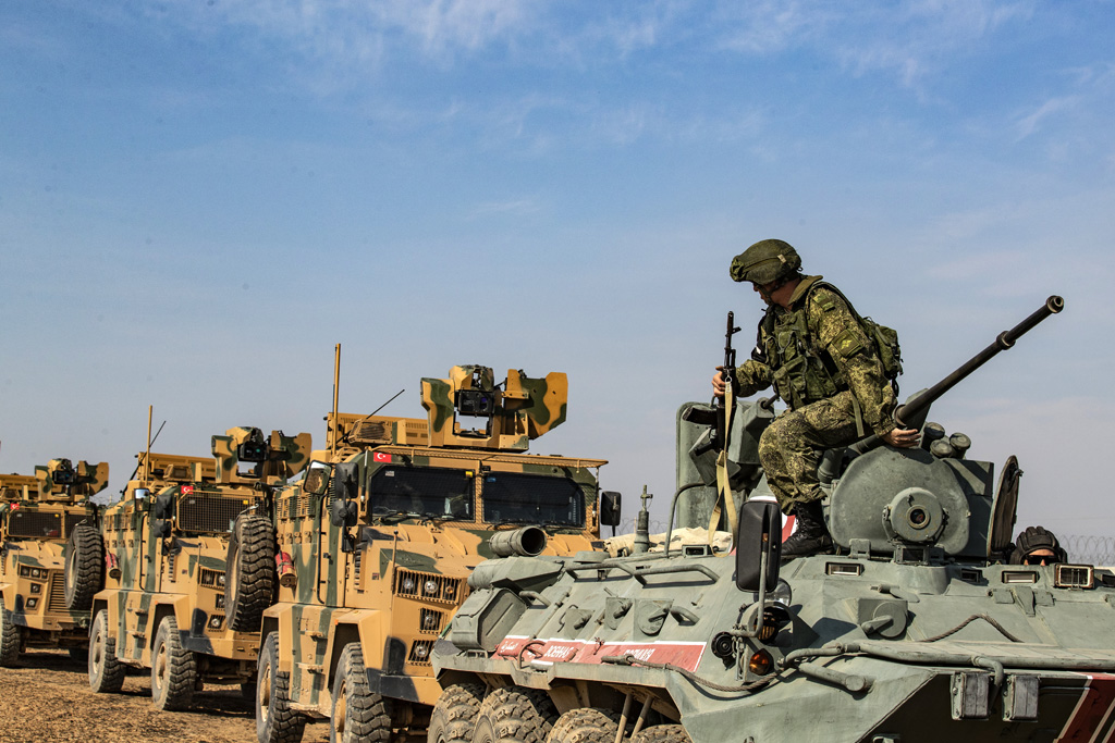 Türkische und russische Militärfahrzeuge in Darbasiyah im Nordosten Syriens (Bild: Delil Souleiman/AFP)
