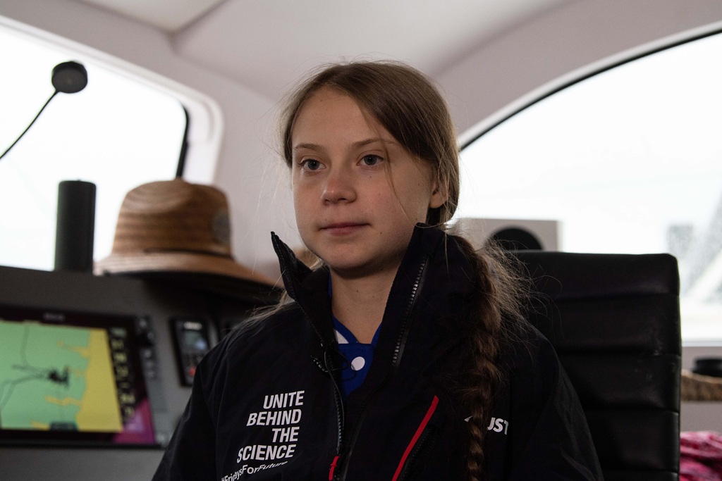 Greta Thunberg an Bord der "La Vagabonde" (Bild: Nicholas Kamm/AFP)