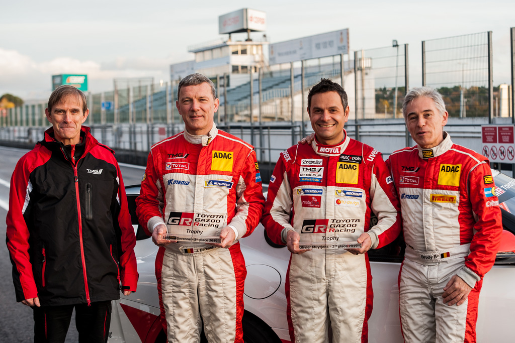 Pascal Vasselon von Toyota Gazoo Racing mit Jacques Derenne (2vl), Olivier Muytjens (3vl) und Brody (r, Platz vier) - Bild: Toyota Gazoo Racing