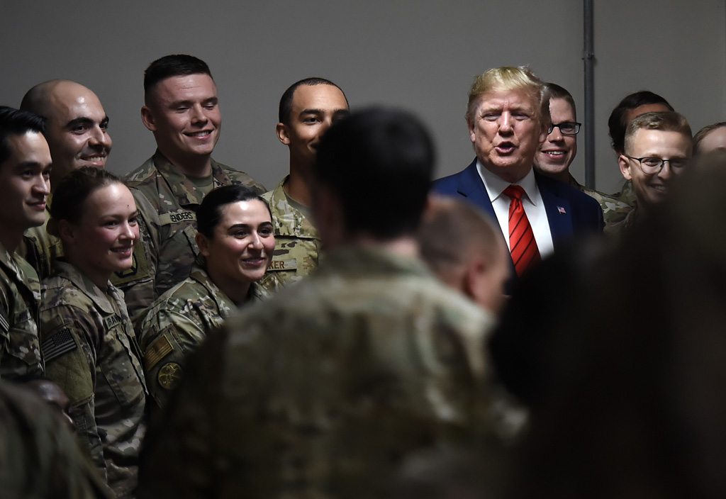 Donald Trump bei einem Truppenbesuch in Afghanistan (Bild: Olivier Douliery/AFP)