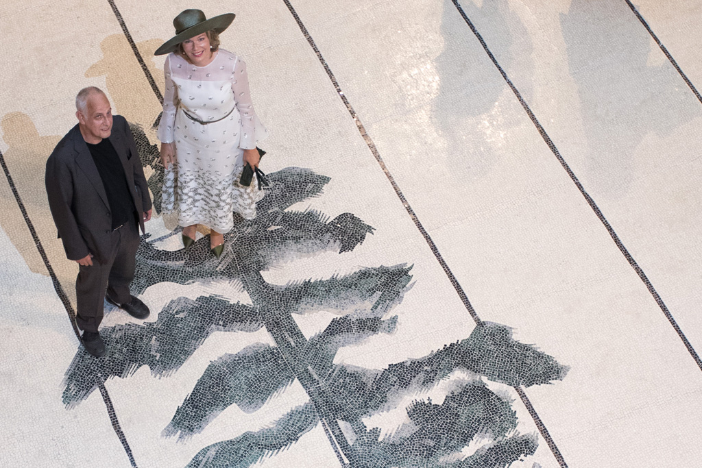 Königin Mathilde besuchte den Palazzio Grassi mit Künstler Luc Tuymans bei der Biennale am 6. September (Bild: Benoît Doppagne/Belga)